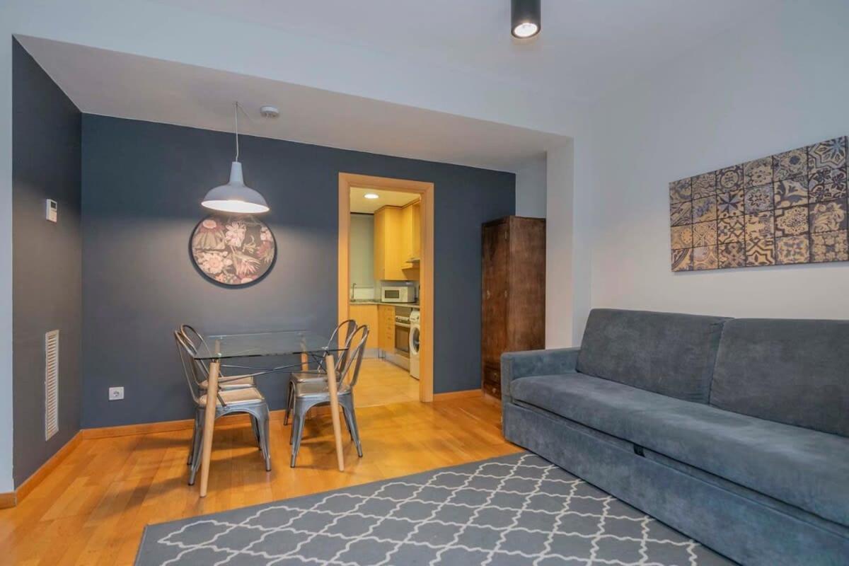 2 Bedroom With Balcony In Eixample 1-1 Apartment